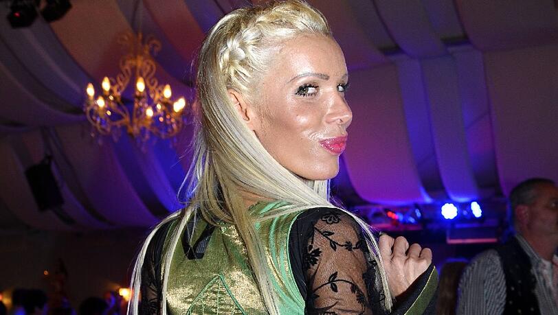 Das Transgender-Model Edona James soll in den "Promi Big Brother"-Container ziehen. Das Transgender-Model Edona James soll in den "Promi Big Brother"-Container ziehen.