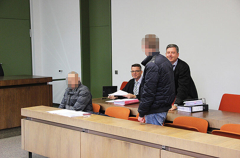 Vor dem Prozess: Die beiden Angeklagten mit ihren Anwälten Bernhard Beer und Peter Pospisil (r.).