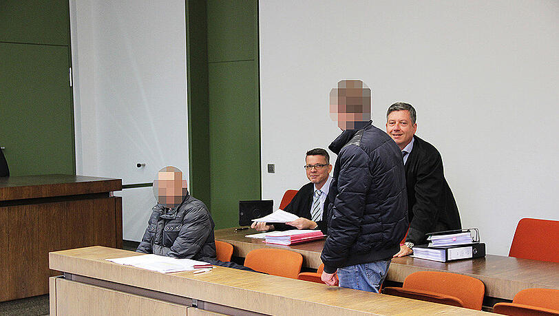 Vor dem Prozess: Die beiden Angeklagten mit ihren Anwälten Bernhard Beer und Peter Pospisil (r.). Vor dem Prozess: Die beiden Angeklagten mit ihren Anwälten Bernhard Beer und Peter Pospisil (r.).