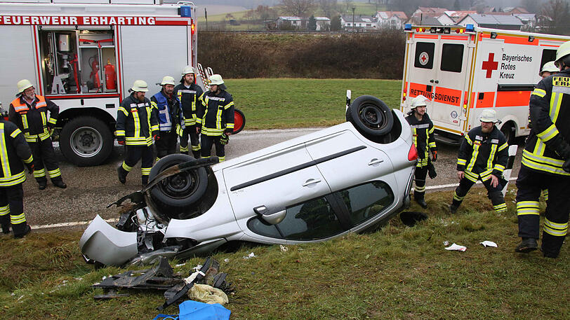 Weshalb der Mann die Kontrolle über seinen Wagen verloren hat, ist noch unklar. Er kam mit mittelschweren Verletzungen ins Krankenhaus.