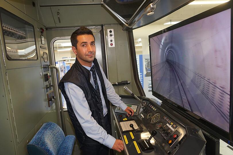 Joan Ahmed am Fahrsimulator.