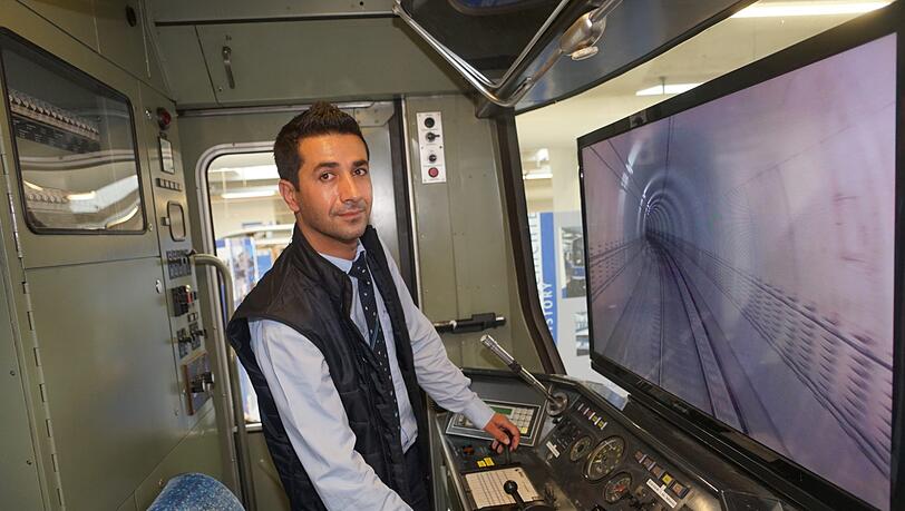Joan Ahmed am Fahrsimulator. Joan Ahmed am Fahrsimulator.