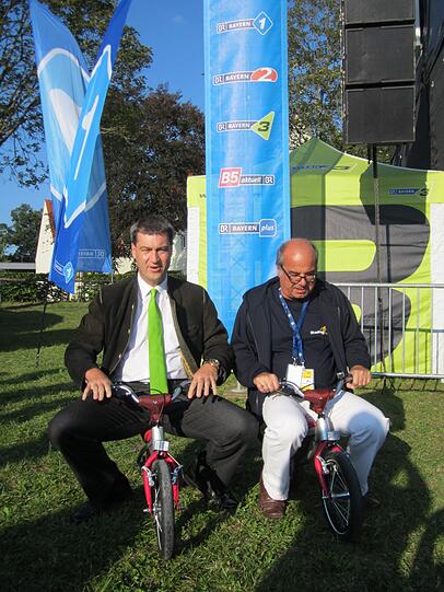 Die Politprominenz radelt mit: 2010 sitzt der heutige Ministerpräsident Markus Söder (CSU) neben Tourdirektor Thomas Gaitanides auf einem Kinderradl.