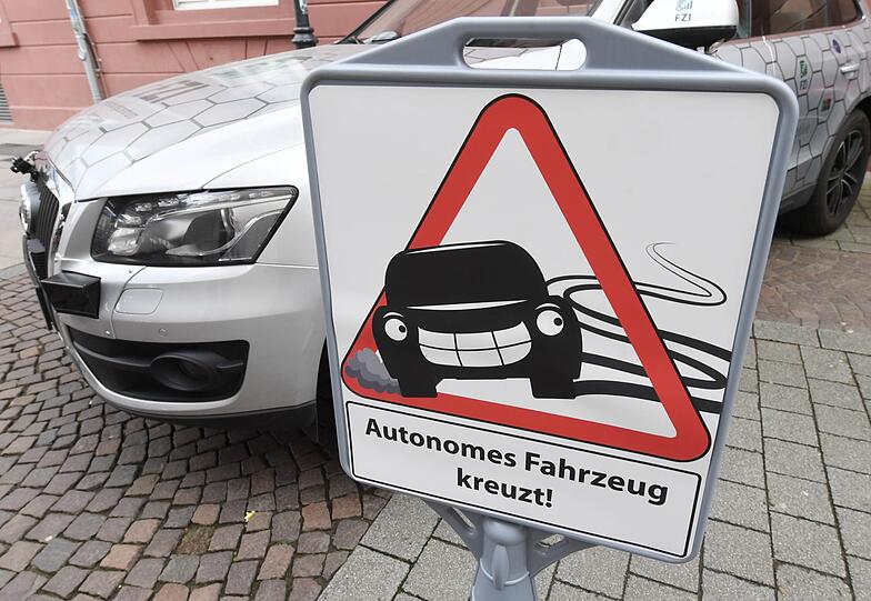 Braucht&rsquo;s bald solche Schilder? In Perlach werden selbstfahrende Fahrzeuge schon getestet.