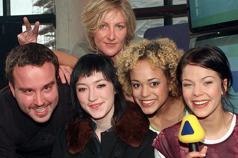 Ein Bild aus alten Zeiten, nämlich 2001: Die Viva-Moderatorinnen (v.r.) Jessica Schwarz, Milka und Charlotte Roche mit Martina Bruder (oben) von der Viva-Geschäftsführung und Stefan Kauertz (l), Viva-Fernsehen-Programmdirektor.
