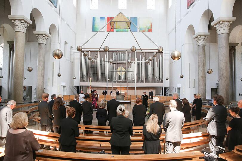Der Trauergottesdienst für den verstorbenen Alt-OB Hans-Jochen Vogel fand im kleinen Rahmen statt. Oberbürgermeister Dieter Reiter sowie die Bürgermeisterinnen Katrin Habenschaden und Verena Dietl nahmen als Vertreter der Stadt München teil.