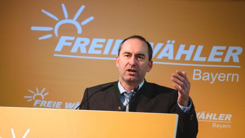 Der bayerische Landesvorsitzende der Freien Wähler, Hubert Aiwanger, hält eine Rede. Foto: Nicolas Armer/dpa Der bayerische Landesvorsitzende der Freien Wähler, Hubert Aiwanger, hält eine Rede. Foto: Nicolas Armer/dpa