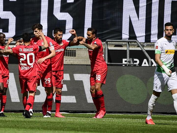 Leverkusens Kai Havertz (3.v.l.) jubelt mit seinen Teamkollegen über seinen Treffer zum 1:0.