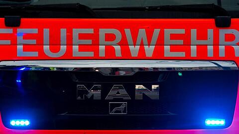 Die Münchner Feuerwehr musste sowohl am Sonntagmorgen als auch in der nacht auf Montag brennende Container löschen. (Symbolbild)
