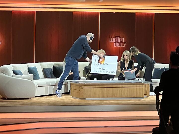 Was die TV-Zuschauer nicht sehen konnten: Gottschalk las seine Anmoderationen von Pappschildern ab.