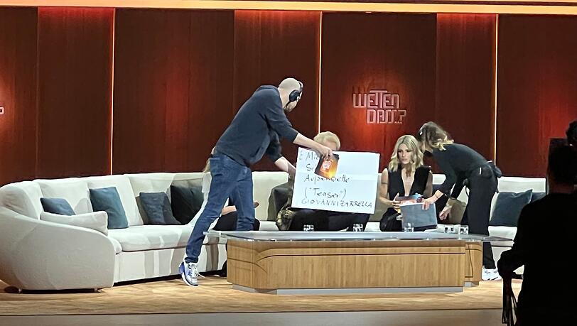 Was die TV-Zuschauer nicht sehen konnten: Gottschalk las seine Anmoderationen von Pappschildern ab.