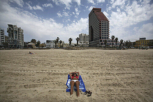 "Liberal und westlich, trotzdem auf der Suche nach der eigenen Identität". Eine junge Frau liegt am Strand von Tel Aviv.