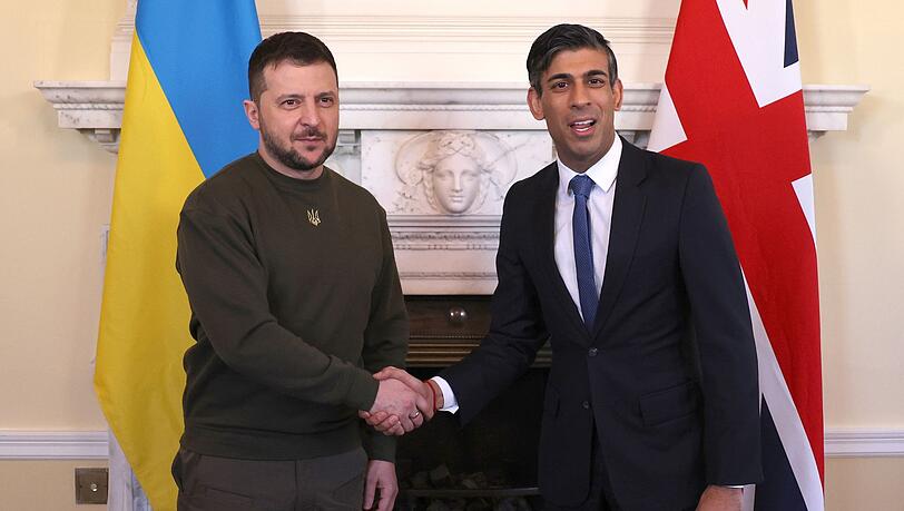 Präsident Wolodymyr Selenskyj (l.) und Premierminister Rishi Sunak im Februar in London.