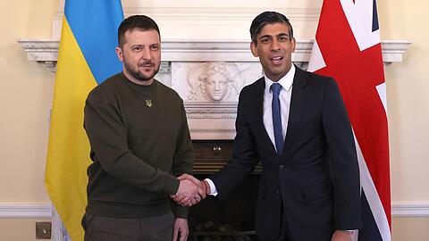 Präsident Wolodymyr Selenskyj (l.) und Premierminister Rishi Sunak im Februar in London.