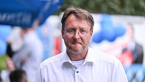Robert Sesselmann (AfD) steht im Graten des Restaurants Frankenbaude bei der AfD-Wahlparty.