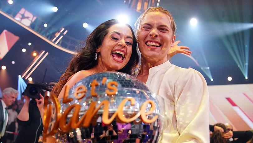 Überglücklich: Gabriel Kelly und Malika Dzumaev nach ihrem Sieg der "Let's Dance"-Staffel 2024.