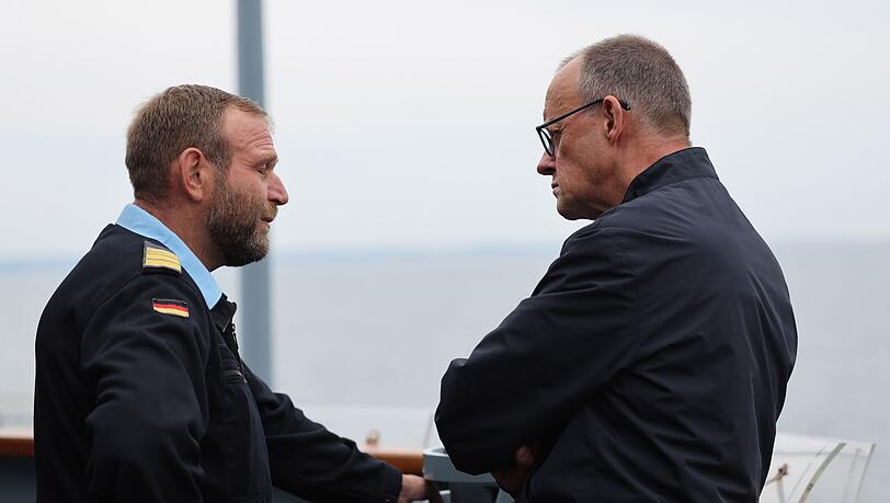 Der Bundeskanzler im Gespräch mit Fregattenkapitän Kübsch. Der Bundeskanzler im Gespräch mit Fregattenkapitän Kübsch.
