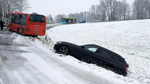 Bei Passau kamen ein Bus und ein Auto bei Glätte von der Fahrbahn ab.