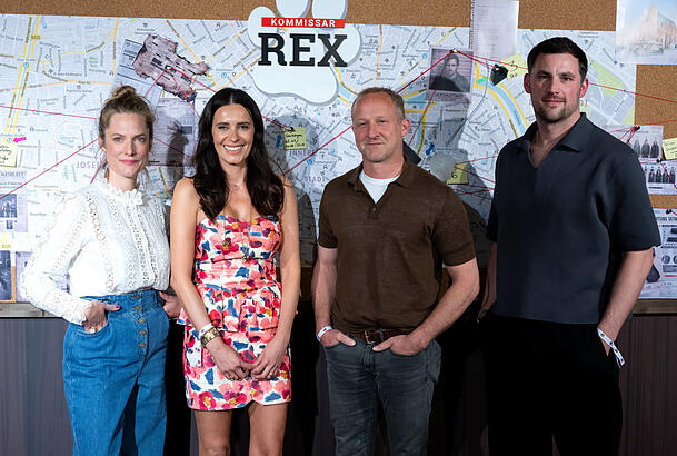 Das neue "Kommissar Rex"-Team: Br&uuml;ckner (2.v.r.) und Doris Golpashin (2.v.l.) mit Marie Burchard und Ferdinand Seebacher bei der Premiere der neu aufgelegten Kultserie in M&uuml;nchen.