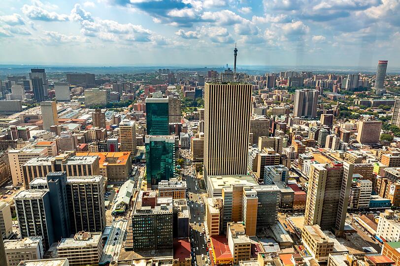 Mehrere St&auml;dte in S&uuml;dafrika z&auml;hlen zu den gef&auml;hrlichsten der Welt - darunter Johannesburg, Pretoria, Durban und Pietermaritzburg. Trotz hoher Kriminalit&auml;tsraten meiden Reisende diese Orte nicht strikt, denn sie sind teils wichtige Dreh- und Angelpunkte f&uuml;r den Safari-Tourismus. Wer auf dem Weg zum Kruger-Nationalpark in Johannesburg verweilt, sollte sich dort nicht unbedacht verhalten.