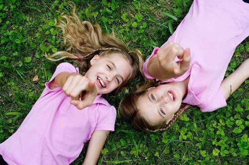 Jana und Sophia spielen Hanni & Nanni.