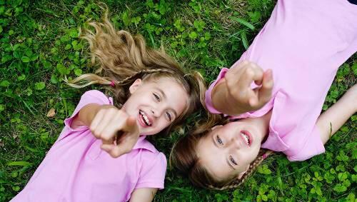 Jana und Sophia spielen Hanni & Nanni. Jana und Sophia spielen Hanni & Nanni.