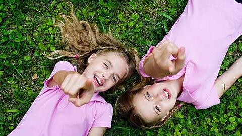 Jana und Sophia spielen Hanni & Nanni.