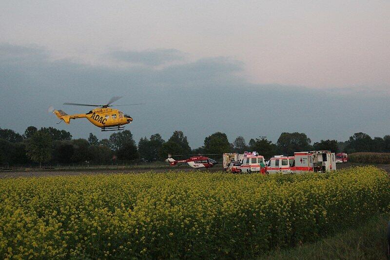Warum das Ultraleichtflugzeug am Mittwochabend am Flugplatz Ellermühle abstürzte, ist bisher nicht klar. Die beiden Insassen mussten schwer verletzt aus dem Wrack geborgen werden.