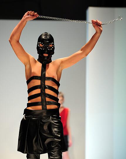 Der macedonische Designer Robert Ivanovski präsentiert in Skopje seine verdrehte Sex-Mode.