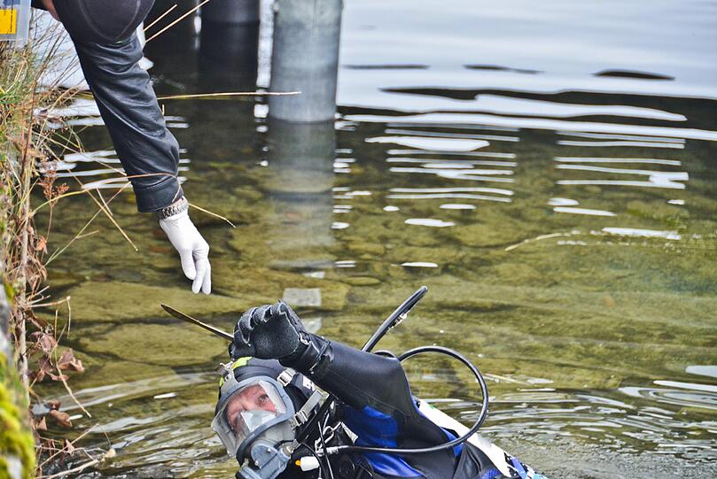 Ein Taucher findet ein Messer im Tegernsee. Die Tatwaffe ist das aber offenbar nicht.