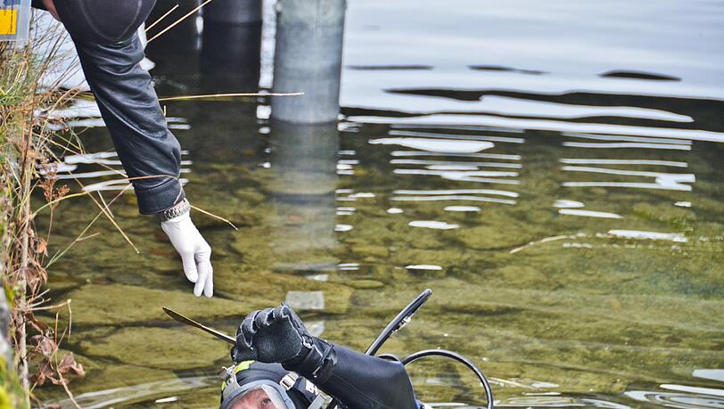 Ein Taucher findet ein Messer im Tegernsee. Die Tatwaffe ist das aber offenbar nicht. Ein Taucher findet ein Messer im Tegernsee. Die Tatwaffe ist das aber offenbar nicht.