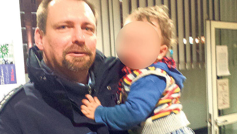 Der arme kleine Junge bricht in Tränen aus, als die Polizei ihn von der Mutter trennt. Die Frau stand am Hauptbahnhof unter Drogen. Der arme kleine Junge bricht in Tränen aus, als die Polizei ihn von der Mutter trennt. Die Frau stand am Hauptbahnhof unter Drogen.
