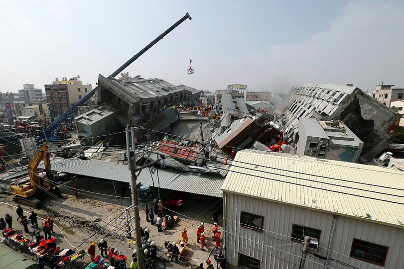 Bei einem schweren Erdbeben in Taiwan kamen mindestens fünf Menschen ums Leben, zahlreiche wurden verletzt. Rettungskräfte suchen seit den Morgenstunden nach Verschütteten.