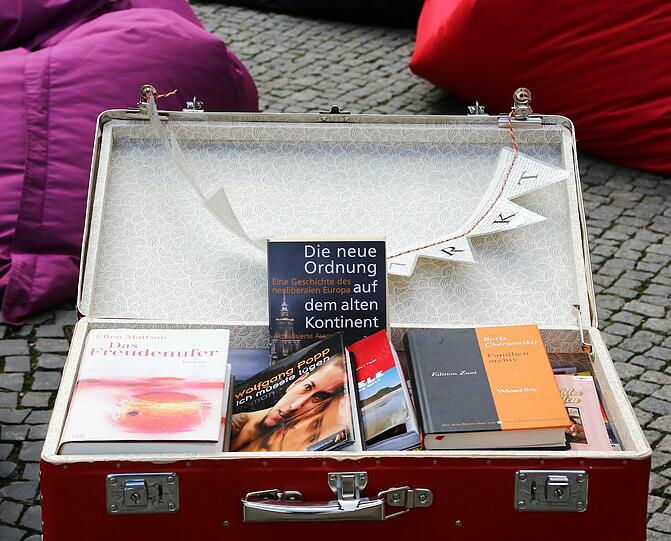 Dieser Bücherkoffer steht allen offen &ndash; und bietet für jeden was.