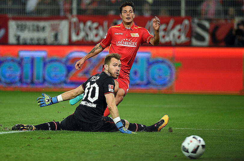 Philipp Hosiner von Union Berlin erzielt das 1:0 gegen St.-Pauli-Keeper Robin Himmelmann.