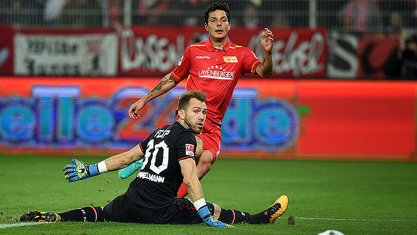 Philipp Hosiner von Union Berlin erzielt das 1:0 gegen St.-Pauli-Keeper Robin Himmelmann. Philipp Hosiner von Union Berlin erzielt das 1:0 gegen St.-Pauli-Keeper Robin Himmelmann.