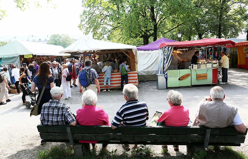 Trödel nicht nur für Trachtler: Viele Münchner besuchten am Wochenende die Auer Dult am Mariahilfplatz