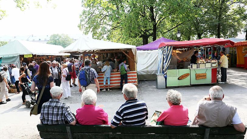 Trödel nicht nur für Trachtler: Viele Münchner besuchten am Wochenende die Auer Dult am Mariahilfplatz Trödel nicht nur für Trachtler: Viele Münchner besuchten am Wochenende die Auer Dult am Mariahilfplatz