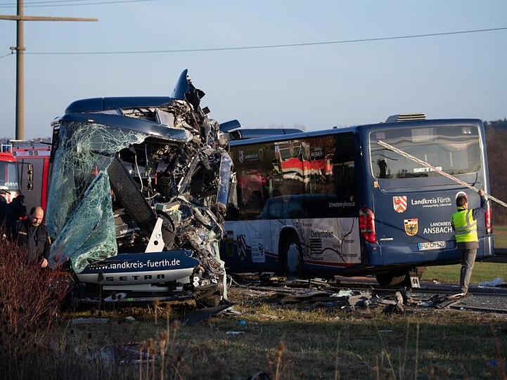 Rettungskräfte arbeiten an der Unfallstelle, an der zwei Schulbusse frontal miteinander kollidierten. Foto: Daniel Karmann