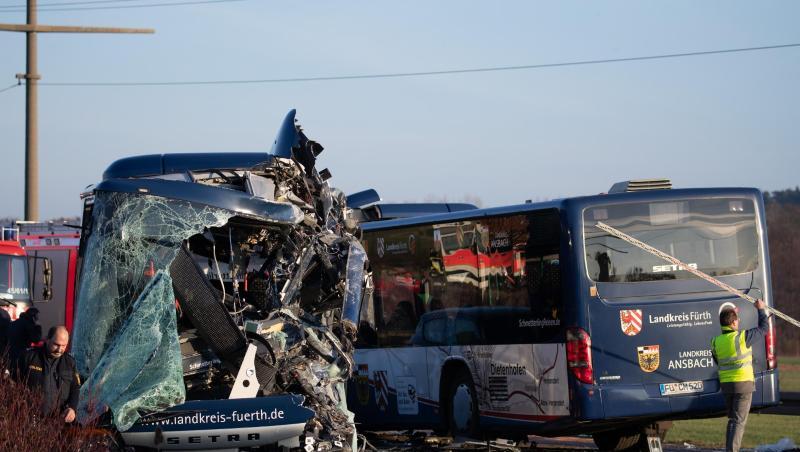 Rettungskräfte arbeiten an der Unfallstelle, an der zwei Schulbusse frontal miteinander kollidierten. Foto: Daniel Karmann Rettungskräfte arbeiten an der Unfallstelle, an der zwei Schulbusse frontal miteinander kollidierten. Foto: Daniel Karmann