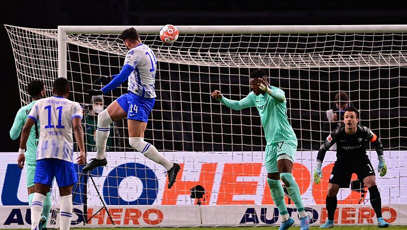 Herthas Ishak Belfodil (2.v.l.) köpft zur Berliner 1:0-Führung ein.