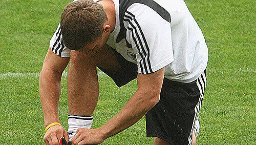 Wo drückt der Schuh? Bayern-Spieler Lukas Podolski Wo drückt der Schuh? Bayern-Spieler Lukas Podolski