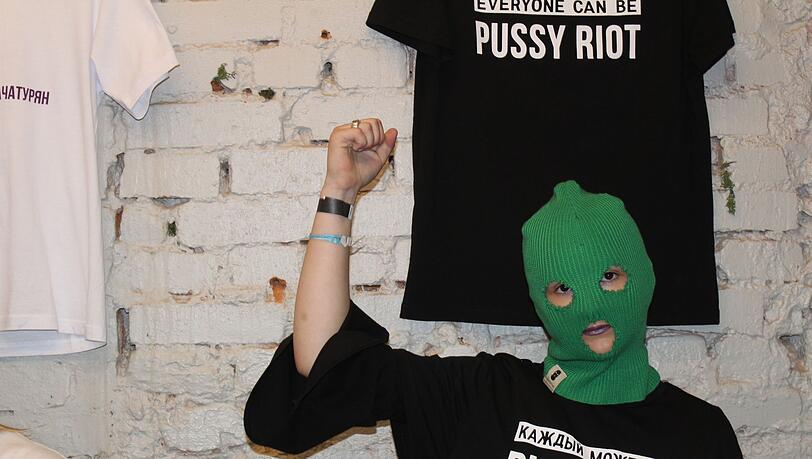Ein Mitglied der russischen Punkrock-Band Pussy trägt ein T-Shirt mit dem Ausdruck "Everyone can be Pussy Riot".