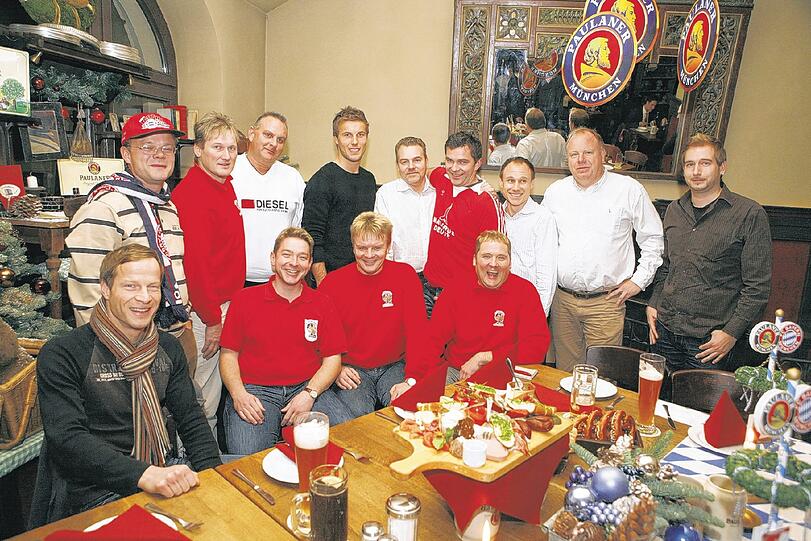 Die Rensing-Runde beim dritten Paulaner Fanstammtisch im Wirtshaus in der Au: Matthias Seyfarth, Hans Gradl, Harald Förg, Michael Rensing, Markus Kern, Stephan Kufer, Matthias Erdmann, Manfred Eitel und Florian Schössler (stehend, v.li. n. re.). Im Sitzen: Ralph Kissinger, Stefan Rieplhuber, Hans Strübl und Hansi Gehrlein.