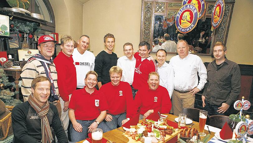 Die Rensing-Runde beim dritten Paulaner Fanstammtisch im Wirtshaus in der Au: Matthias Seyfarth, Hans Gradl, Harald Förg, Michael Rensing, Markus Kern, Stephan Kufer, Matthias Erdmann, Manfred Eitel und Florian Schössler (stehend, v.li. n. re.). Im Sitzen: Ralph Kissinger, Stefan Rieplhuber, Hans Strübl und Hansi Gehrlein. Die Rensing-Runde beim dritten Paulaner Fanstammtisch im Wirtshaus in der Au: Matthias Seyfarth, Hans Gradl, Harald Förg, Michael Rensing, Markus Kern, Stephan Kufer, Matthias Erdmann, Manfred Eitel und Florian Schössler (stehend, v.li. n. re.). Im Sitzen: Ralph Kissinger, Stefan Rieplhuber, Hans Strübl und Hansi Gehrlein.