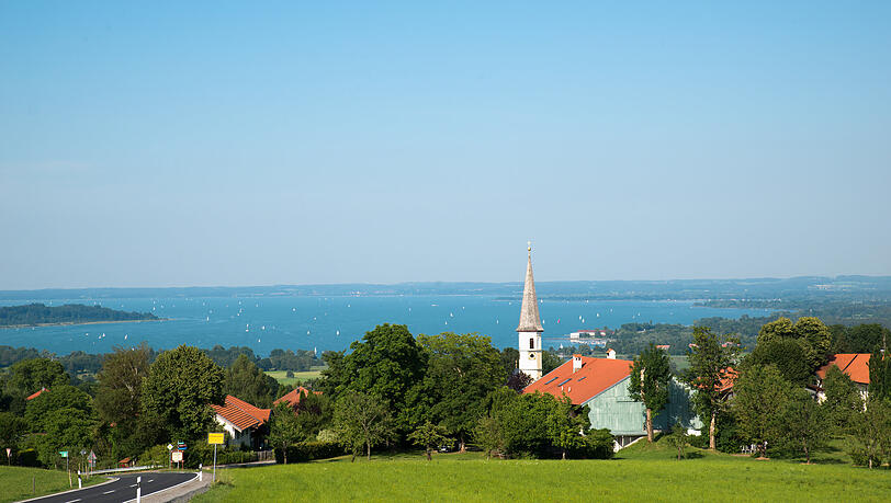 Der Ort Hittenkirchen geh&ouml;rt zur Gemeinde Bernau am Chiemsee. Hier veranstaltet Gastronom Patrick Bellahouel ein Fastenbrechen f&uuml;r alle.