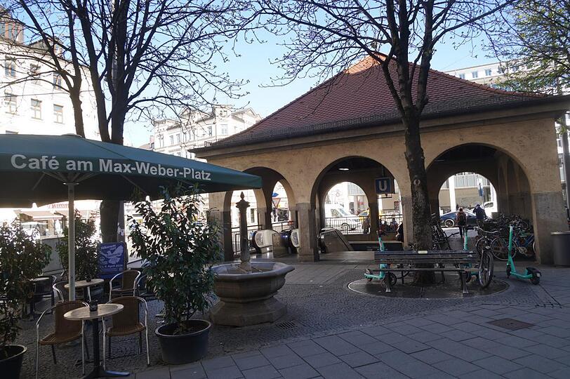 Wenig Leben im Untergrund, oben umso mehr. Neben zwei Kiosken gibt es allerhand L&auml;den, und bis zum Markt am Wiener Platz ist es nicht weit.