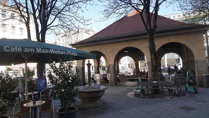 Wenig Leben im Untergrund, oben umso mehr. Neben zwei Kiosken gibt es allerhand L&auml;den, und bis zum Markt am Wiener Platz ist es nicht weit.