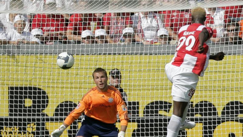 Bancé köpft, Rensing guckt - die Welt staunt. Mainz führt gegen die Bayern mit 2:0, Endstand 2:1. Bancé köpft, Rensing guckt - die Welt staunt. Mainz führt gegen die Bayern mit 2:0, Endstand 2:1.