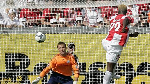 Bancé köpft, Rensing guckt - die Welt staunt. Mainz führt gegen die Bayern mit 2:0, Endstand 2:1.